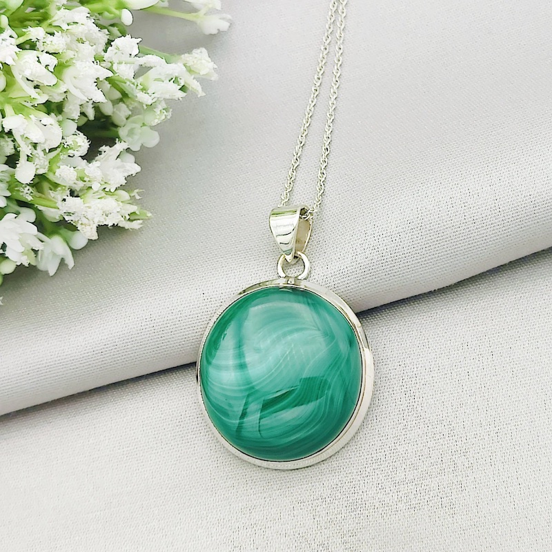 Enchanting Allure of Malachite Pendant: Beauty & Craftsmanship